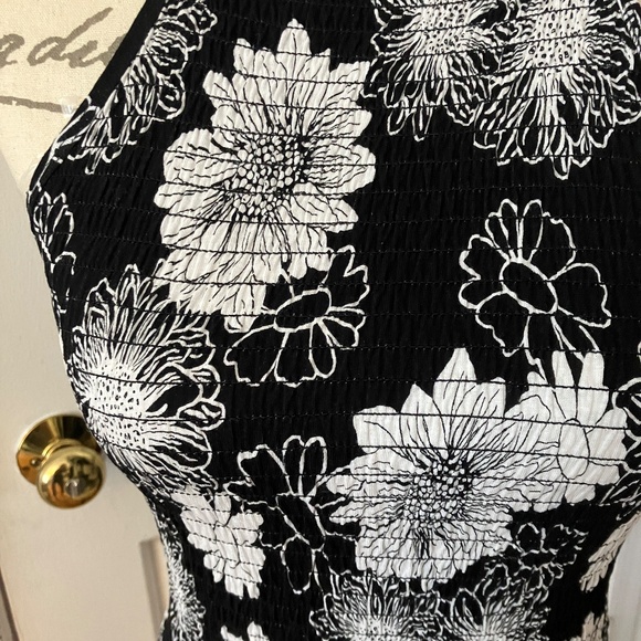 NWT! Cute Smocked Floral High-Necked Tank - Picture 5 of 11